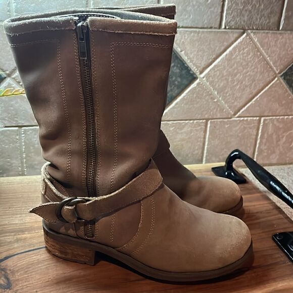 UGG Australia Sylvia Suede Boots - 6.5 - Good Condition - Picture 8 of 10